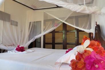 استراحتگاه Karibuni Hotel & Villas