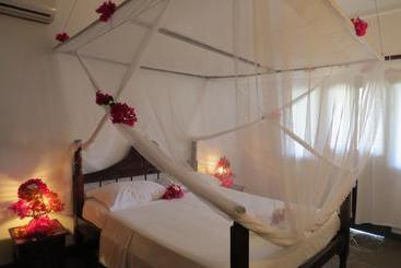 استراحتگاه Karibuni Hotel & Villas