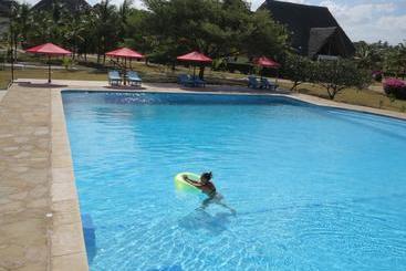 استراحتگاه Karibuni Hotel & Villas