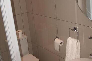 فندق The Courtyard Guest House