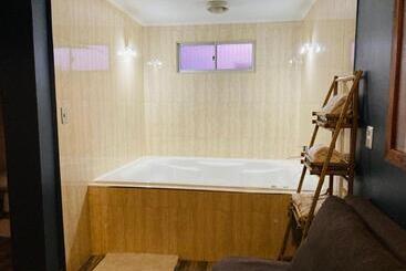 בית מלון כפרי Tikay Suite