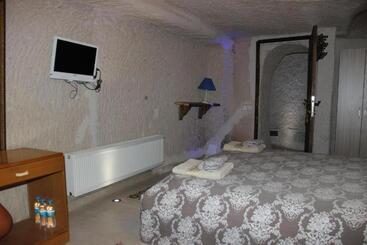 هتل Aurora Cave