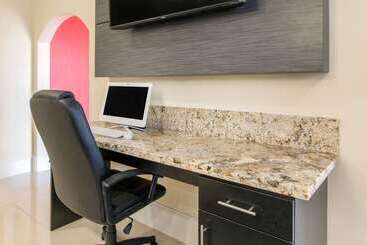 בית מלון כפרי Econo Lodge Inn & Suites Houston Willowbrook