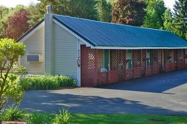 مُتل Adirondack Inn