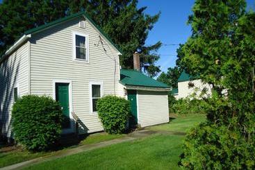 مُتل Adirondack Inn