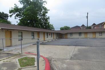 מוטל Travel Inn & Suites