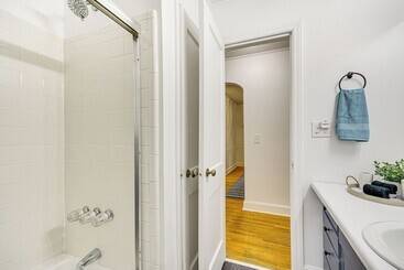 Dogwood Cottage  W/ Fireplace: 1 Mi To University