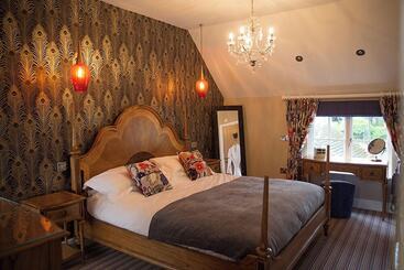 Отель Pig And Truffle