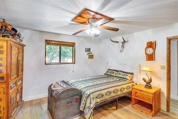 茅舍 Walk To Rainbow Lake: Cabin W/ Game Room & Yard