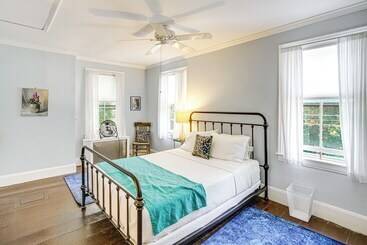 קוטג'' Historic Catskills Farmhouse: Ski, Hike & Relax!