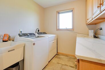 קוטג'' Hoheland Ranch  On 185 Acres W/ Deck + Views!