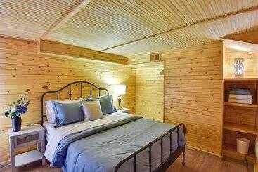 קוטג'' Lakefront Jones Cabin W/ Private Dock & Game Room!