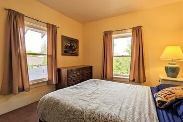 Bunk & Brew Historic Lucas House  Hostel