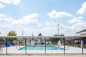 فندق على الطريق Econo Lodge