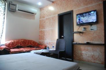 هتل Paras Residency