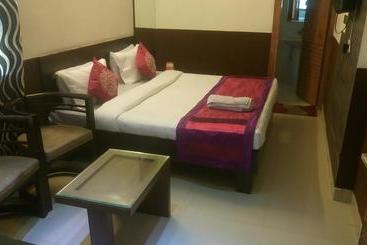 هتل Paras Residency