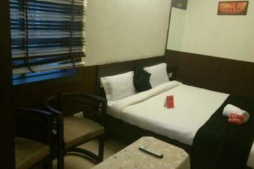 هتل Paras Residency