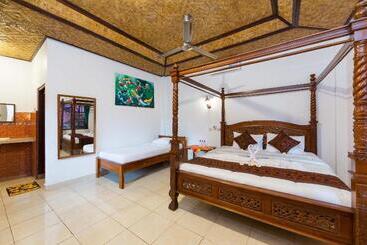 הוסטל Sayong House