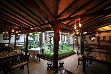 تختخواب و صبحانه Akif Bey Konagi