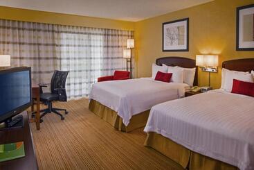 فندق Courtyard By Marriott Richmond Northwest