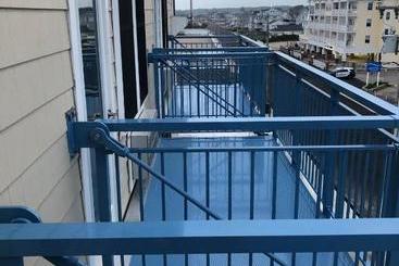 مُتل Misquamicut Beach Front Inn