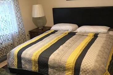 مُتل Misquamicut Beach Front Inn