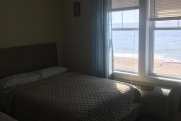 مُتل Misquamicut Beach Front Inn