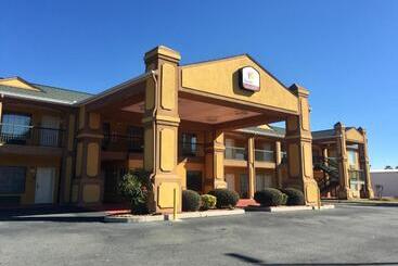 فندق على الطريق Peach State Inn & Suites