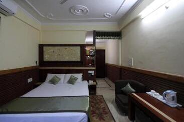 Goroomgo Hotel Gandhi S Paradise Dharamshala