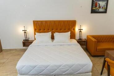 هتل Sandane Homes