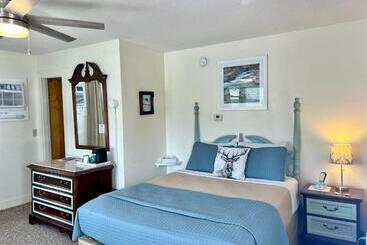 Profile Deluxe Motel