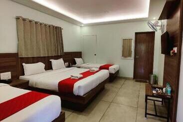 استراحتگاه 100 Oaks Estate