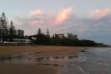 تختخواب و صبحانه No Key/card House