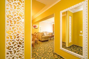 هتل Studio One Accommodation Suites