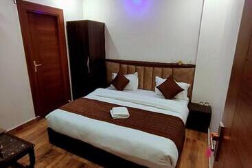 Отель O Bonjour .inn Near Crown Plaza