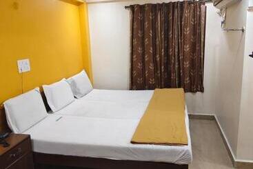 호텔 Sahasra   Opposite To Srinivasam Complex And Walkable Distance From Bus Station