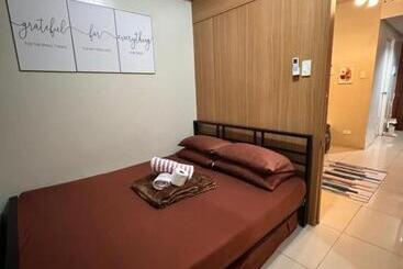 هتل Estaycation Condo Suites