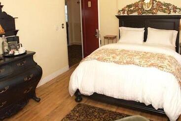 בית מלון כפרי Half Moon Bay Inn   Main Street Downtown