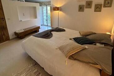 بنسيون L Ostau De La Treille