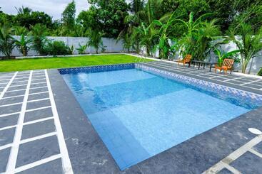 渡假胜地  La Piscine Farm House