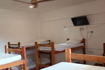 Funky Monkey Hostel & Yoga Rooftop Lounge , Arugambay