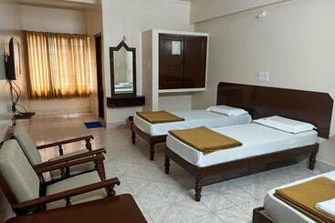 هتل Arihanth Deluxe Lodge