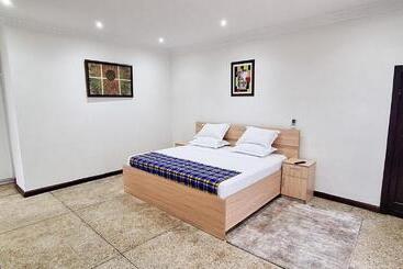 פנסיון Lc Lodge & Event Centre