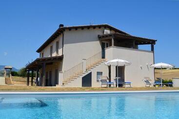 مبيت وإفطار La Cascina Di Amela