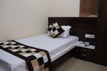 Dhanlaxmi Raj Hotel And Restaurant