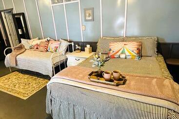 펜션 Acorn Hideaways Canton Nostalgic Family Sized Suite, Sleeps 5