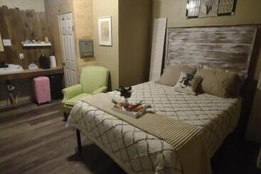 펜션 Acorn Hideaways Cozy Cottontail Suite, Sleeps 2