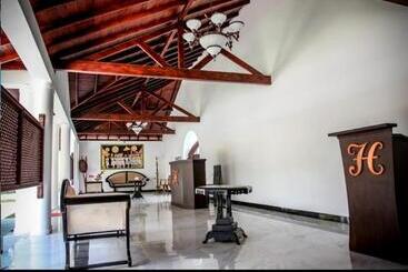 منتجع Tharul Hollyday Risort