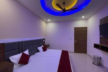 Отель Hello Rooms