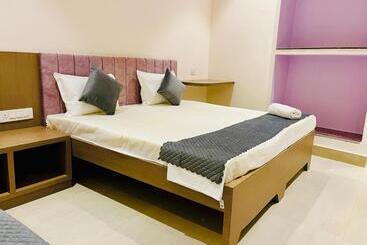 تختخواب و صبحانه Shri Kashi Vas